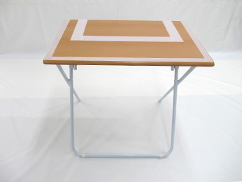 組み立て式木製テーブルを立てます